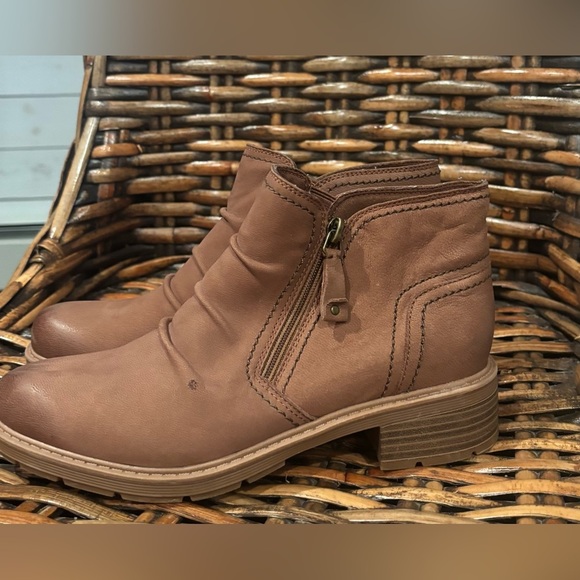 Clarks Women's Heart Dove Tan Nubuck Brun Ankle Boots Size 8 - Picture 2 of 14